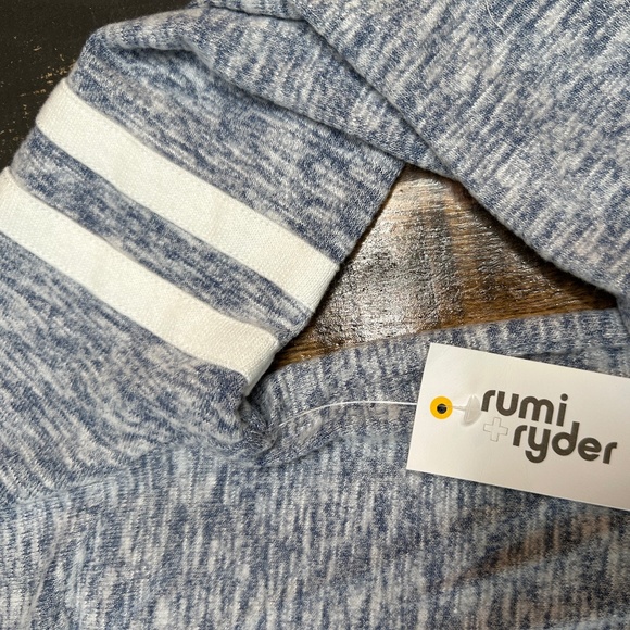 💥 BOGO 💥 NWT Soft Brushed Knit Hooded Long Sleeve Top Large - Picture 2 of 3